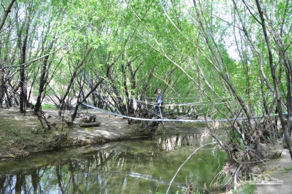 Aravessando o oásis verde no fundo do canyon a caminho da Cueva de Las Manos, no sul da patagônia, na Argentina